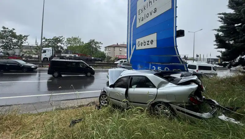 Trafik Levzasına Çarparak Kaza Yapan Araçta Bir Kişi Yaralandı