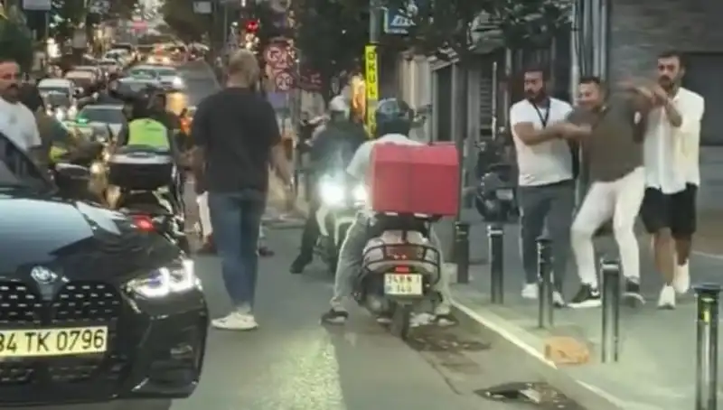 Nişantaşı'nda Yol Verme Kavgası: Sopalı Saldırı Gözleri Kamaştırdı