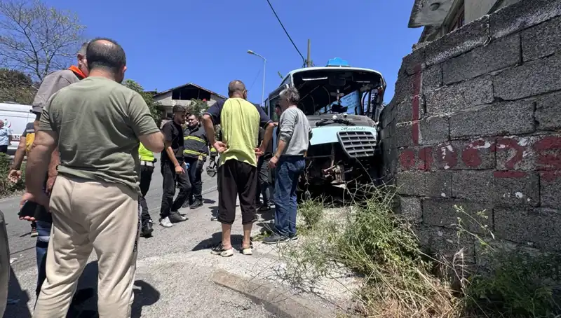 Minibüs Kazası Şehrin Merkezinde: 14 Yaralı Hastaneye Kaldırıldı