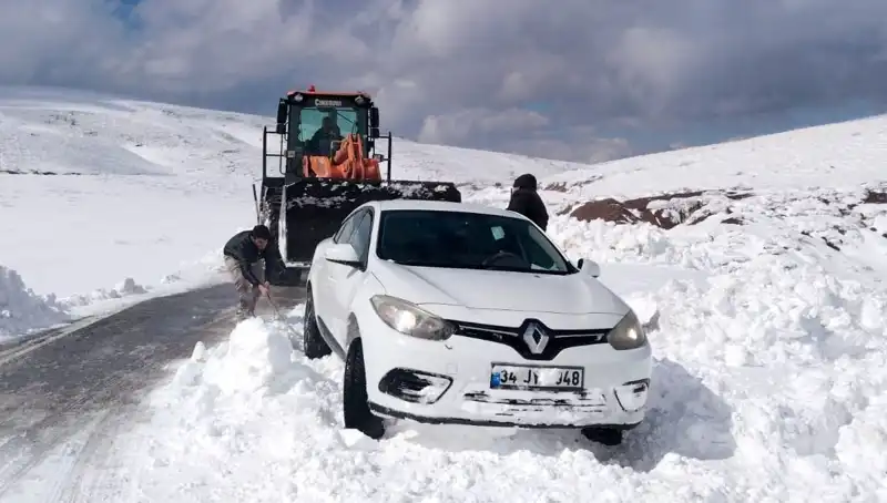 Muş’ta Kar Yağışı Hayatı Durma Noktasına Getirdi: 60 Kişi Mahsur Kaldı
