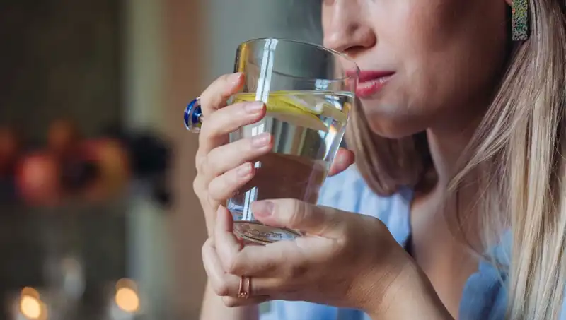 Aç Karnına 1 Litre Su İçmek: Vücuda Faydaları ve Zararları