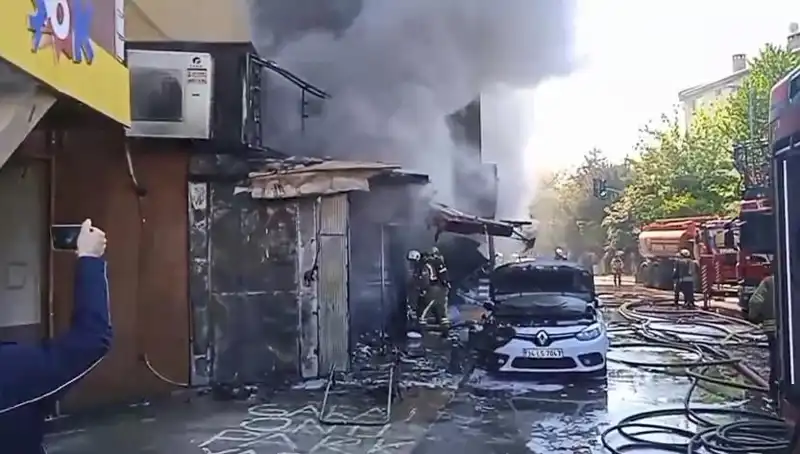 Ümraniye'deki Hediyelik Eşya Dükkanında Çıkan Yangın, Mahalleyi Korkuttu