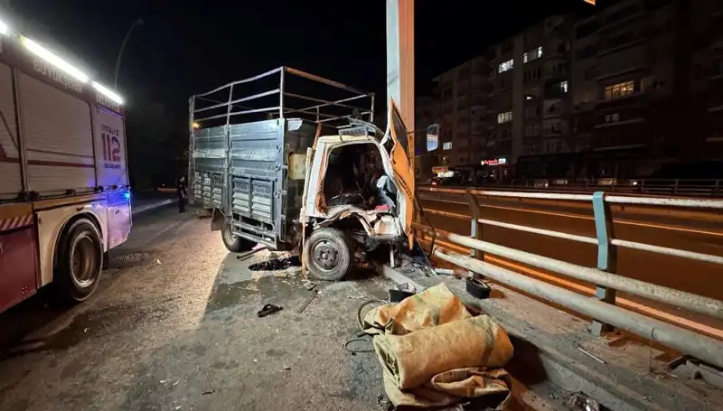 Kamyonetin yön tabelasına çarpması sonucu bir kişi yaralandı