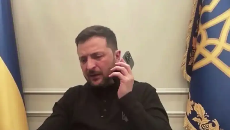 Zelenski'nin Basın Toplantısında Macron'un Beklenmedik Telefonu: Ne Anlama Geliyor?