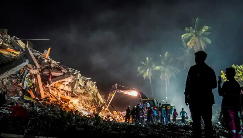 Myanmar'daki Depremde Enkaz Altında Kalan Genç Kız Üç Gün Sonra Kurtarıldı