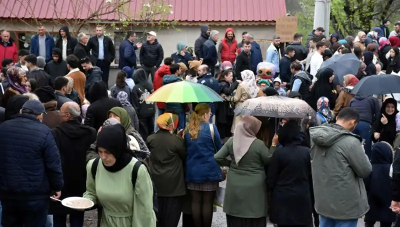Bir Asırlık Geleneğin Günümüzdeki Yüzü: 12 Bin Kişi Bayramlaştı!
